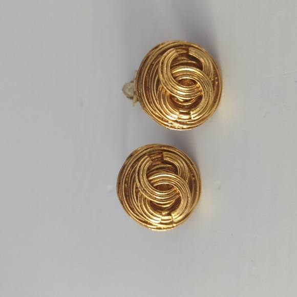 Vintage 1994 Chanel CC Textured Round Clip-On Earrings - Picture 2 of 4